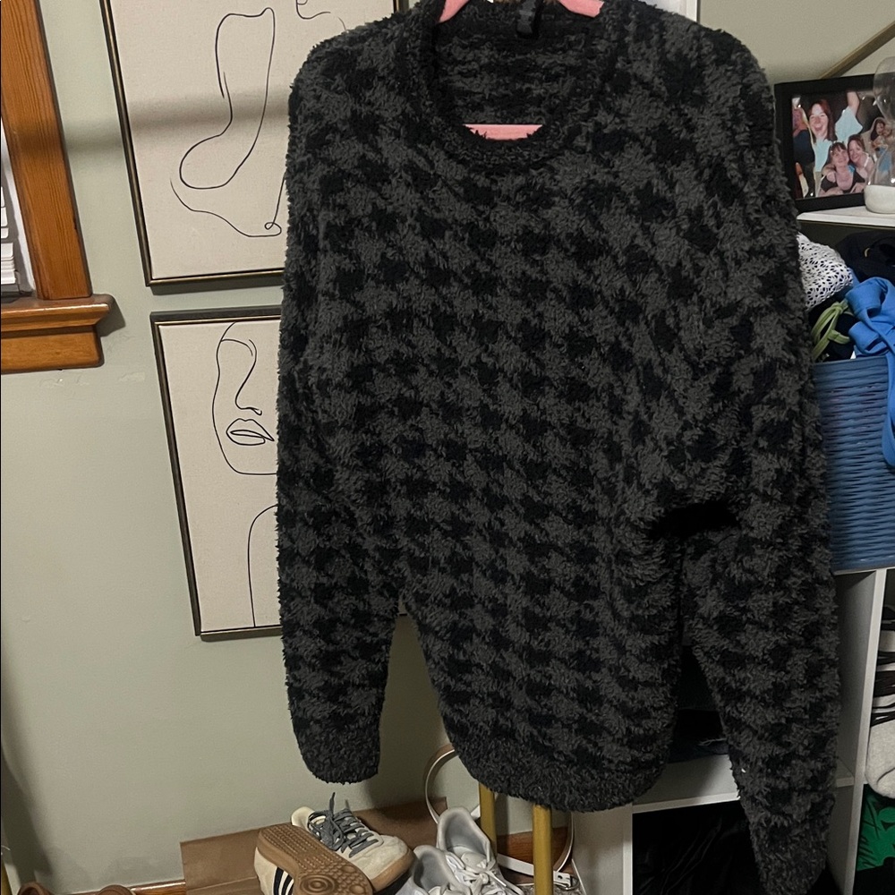 Skims Black and Gray Sweater
